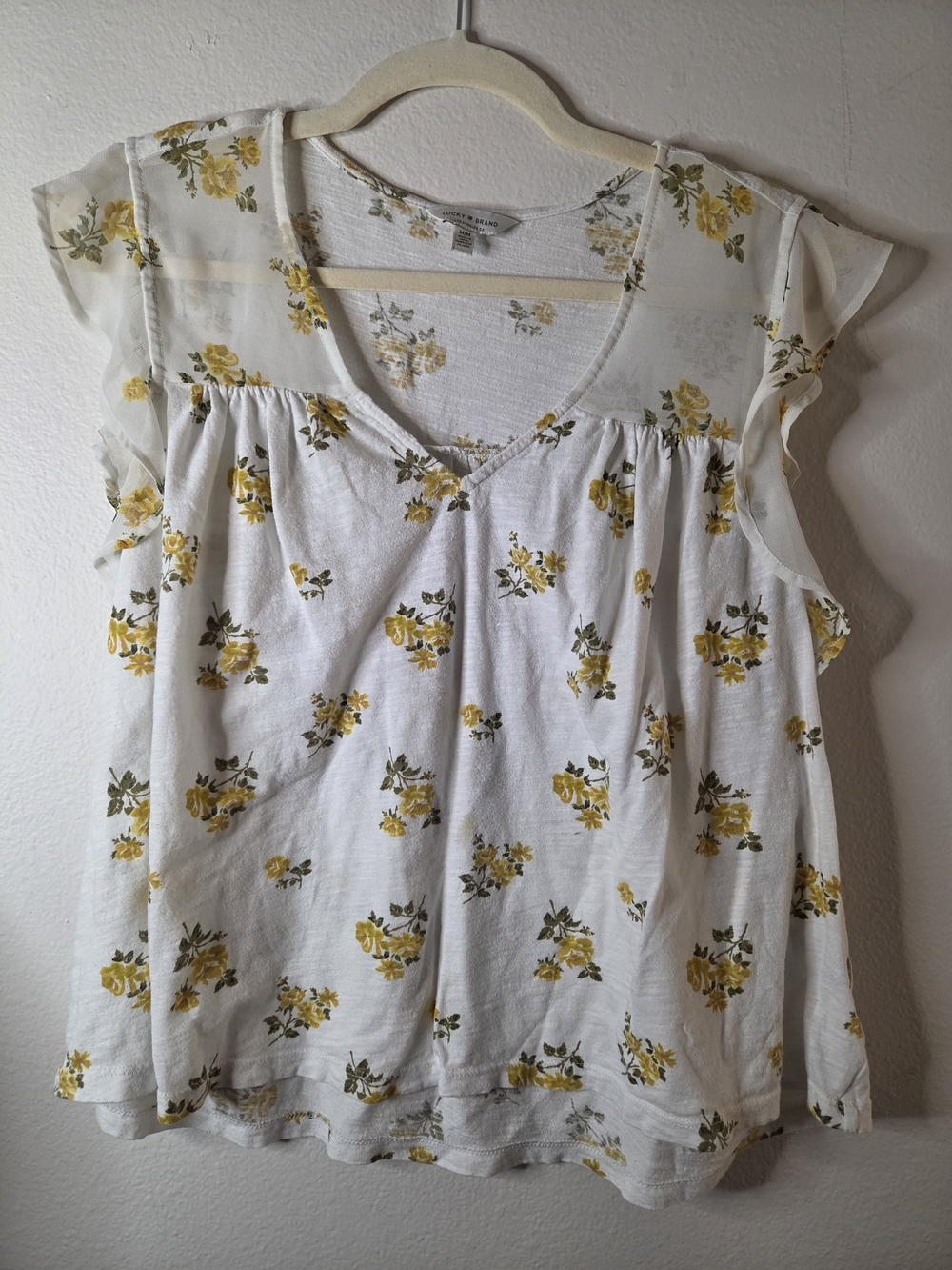 Lucky Brand White V‑Neck Floral Flutter Sleeve Top